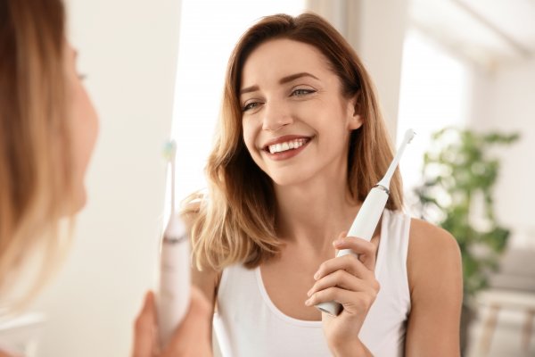 woman brushing her teeth